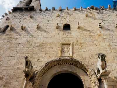 La parte superiore della facciata infine, mostra varie e insolite sculture disposte su pi� file. La pi� bassa vede il succedersi dei mesi dell'anno rappresentati da diversi mestieri agricoli...